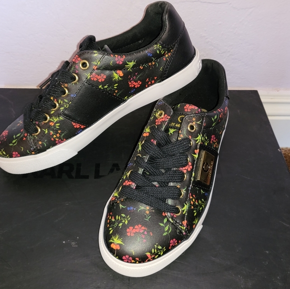 Guess Shoes 5 1/2 - Picture 2 of 3